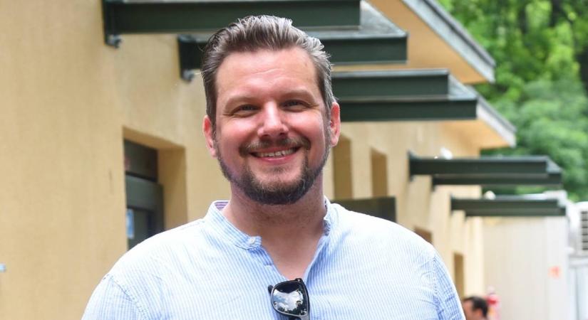 Súlyos sérülést szenvedett Peller Károly: vegyszer marta szét az arcát előadás közben