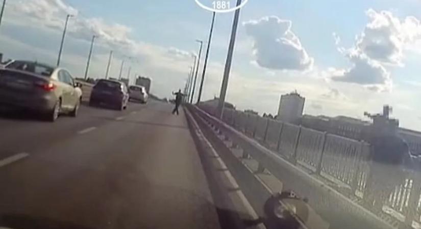 Videón a hihetetlen mentés: a levegőben kapta el a hídról leugró férfit a rendőr