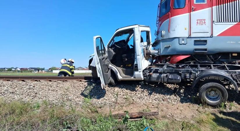 Kirepült a sofőr, miután vonat tarolta le a gázpalackokat szállító autót – fotók