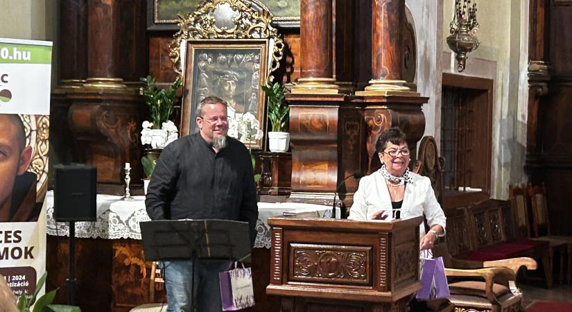 A szeretet szolgálatában, segítőként állva a nehéz sorsúak mellett
