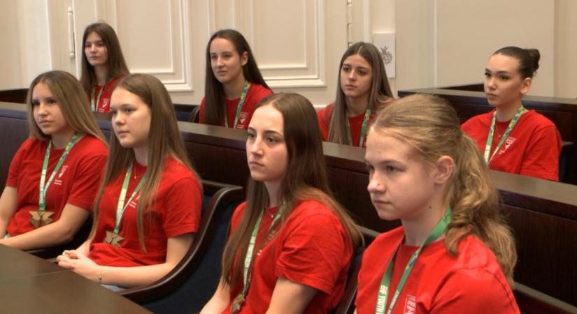 Történelmet írtak a debreceni kézis lányok: a városházán köszöntötték az ifi BL-győztes csapatot – videóval