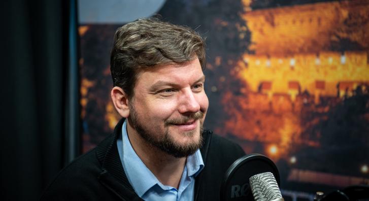 Peller Károly sebes arccal ült kamerák elé, vegyszer marta ki előadás közben: „Sajnos történt velem egy baleset”