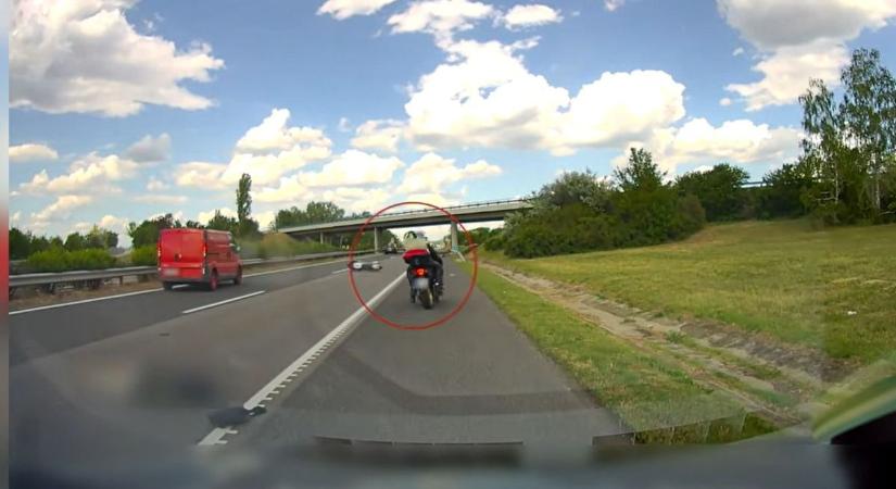 Megdöbbentő képsorok az M7-esen: majdnem áthajtottak egy földön fekvő motoroson (Videó)