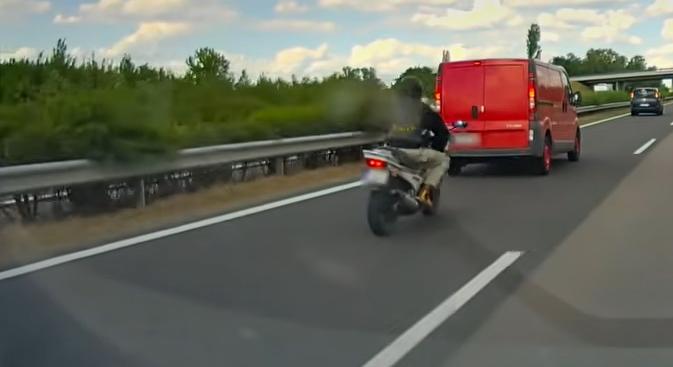 Súlyos balesetet szenvedett egy motorkerékpáros, aztán kis híján el is gázolták - videó