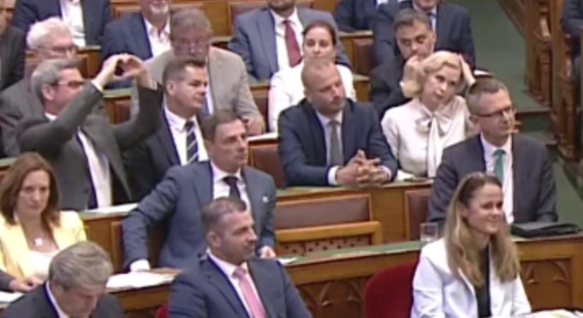 Takács Péter szívecskét mutatott és puszit küldött a parlamentben Magyar Péternek, aki őt a valaha volt leghazugabb egészségügyi államtitkárnak nevezte