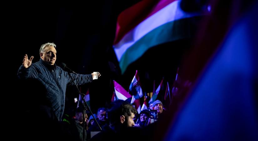 Kirúgták egy MÁV-cégtől az Orbán Viktor országjárásán feltűnt feketeruhások egyikét