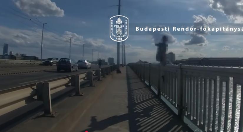 Videón a hősies életmentés: rendőrök rántottak vissza egy fiatalt a Petőfi híd széléről