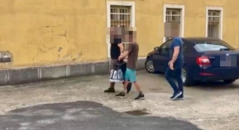 Sorozatban fosztogatta a nyitott autókat a tolvaj Jánosházán - fotók