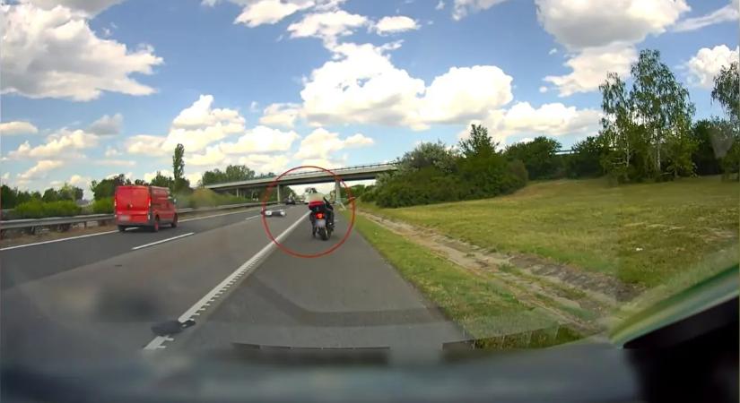 Centiken múlott, hogy nem hajtottak át a fekvő motoroson: Megrázó baleset az M7-esen