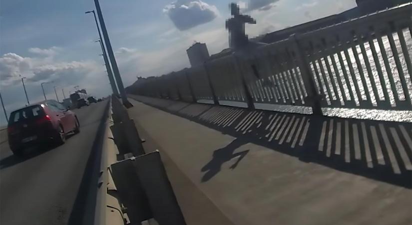 Videón, ahogy a rendőrök az utolsó utáni pillanatban kapják el a Petőfi hídról leugró fiatalt