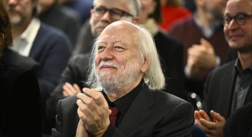 Itt a Krasznahorkai-kötet, amit a strandra is simán lehet vinni