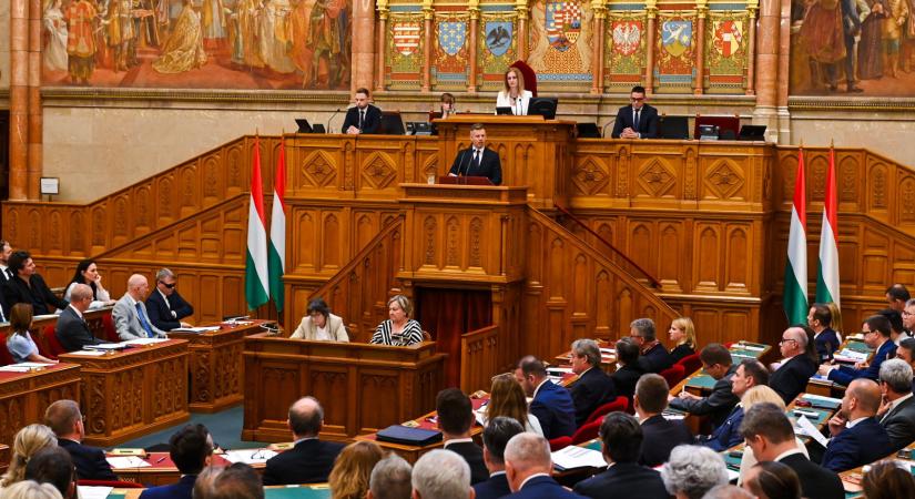 Megszavazták a képviselői fizetések csökkentését