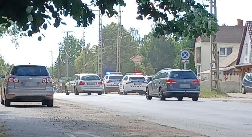 Káosz a szabolcsi főúton: kerékpárost ütött el, majd oszlopnak csapódott egy jármű