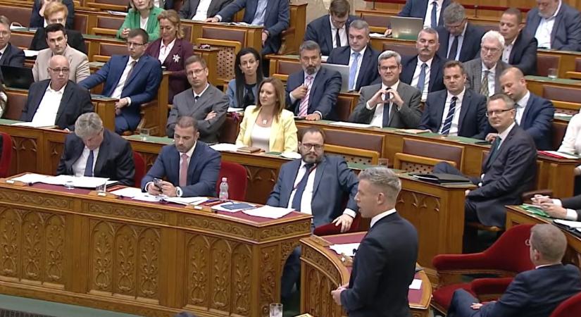 Szívecskét mutatott és puszit dobott Magyar Péternek a „szexi ellenzéki Takács Péter”