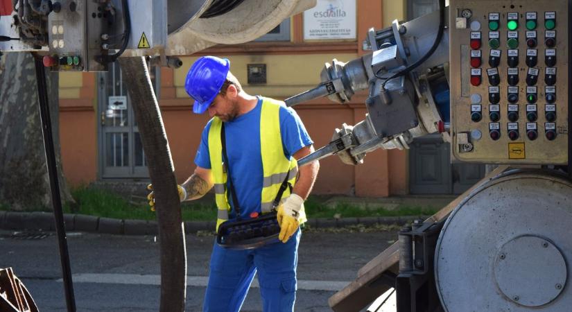 Forgalomkorlátozásokra kell készülni Pécsen: több utcában is csatornahálózati munkák kezdődtek