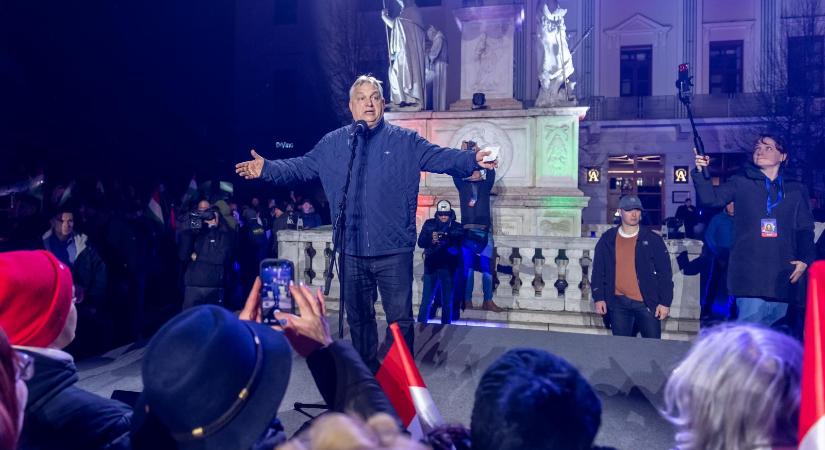 Kirúgták a MÁV-tól az egyik feketeruhást, aki Orbán Viktor országjárásán balhézott