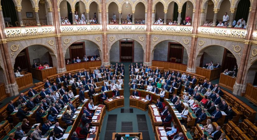 Döntött a Parlament: brutálisan megvágják a képviselői illetményeket