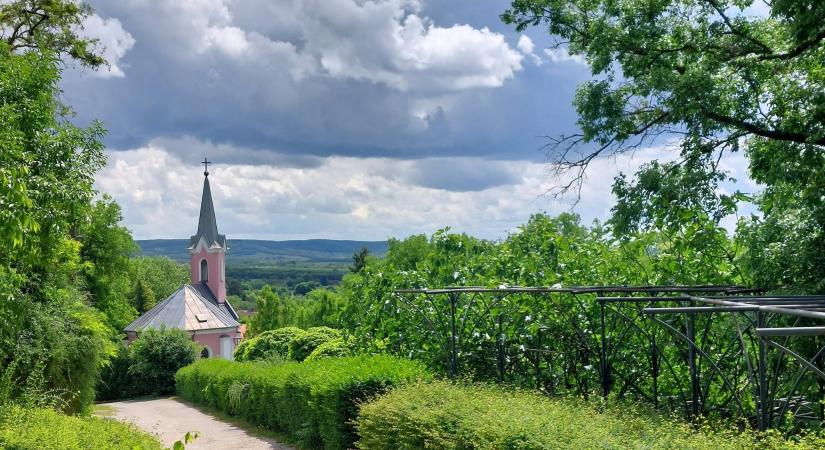 Balatonboglár csodái: Kék kápolna, Vörös kápolna és Árpád-kori templomrom