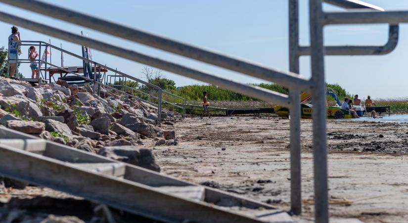 Idén csak a kármentés maradt, szezon helyett katasztrófa készül a Velencei-tónál