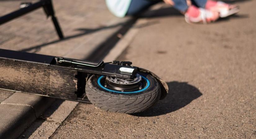 Gáz így a rollerezés: hihetetlen, mit szállított a rolleres Veszprémben! fotó
