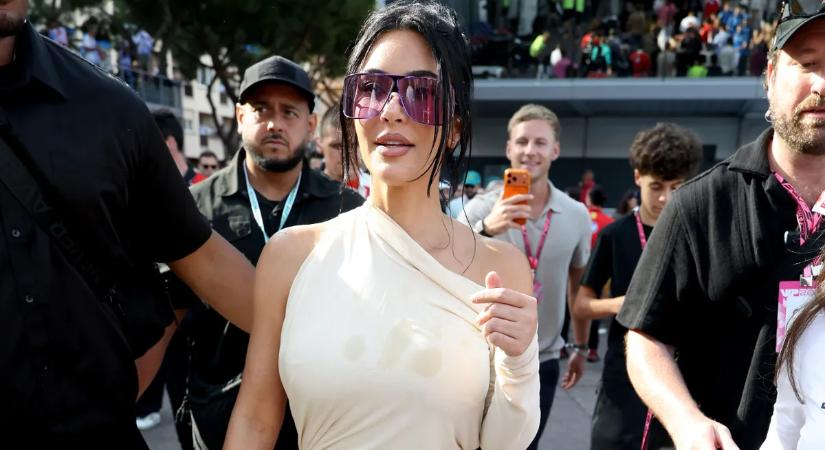 Kim Kardashian hiába menekült Lewis Hamilton elől: így lett foltos a ruhája – Videó