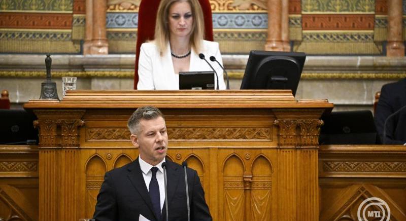 Megszavazták a képviselői fizetések, költségkeretek csökkentését
