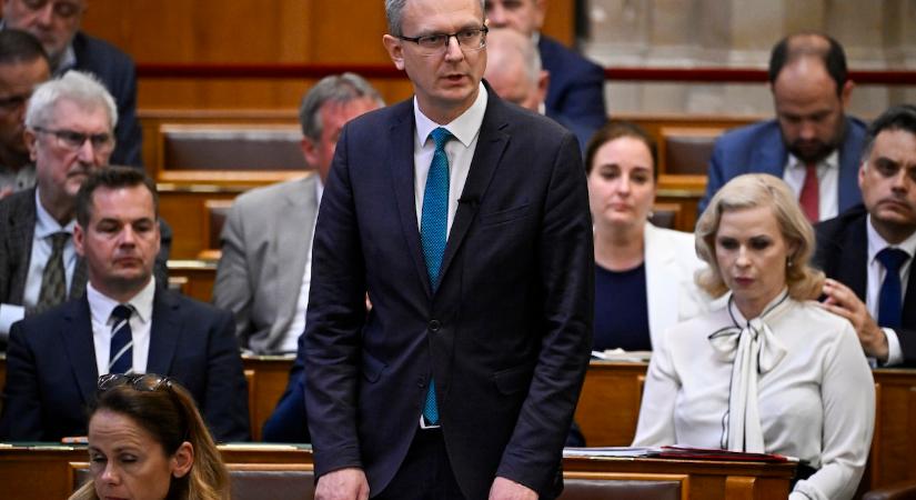 Rétvári Bence kérte a tiszásokat, tisztázzák: bevezetik-e az azonos neműek házasságát?