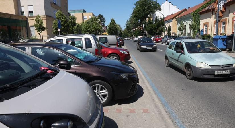„Csak egy percre ugrottam be” – alakul a kaposvári parkolási káosz, amit mi magunknak okozunk
