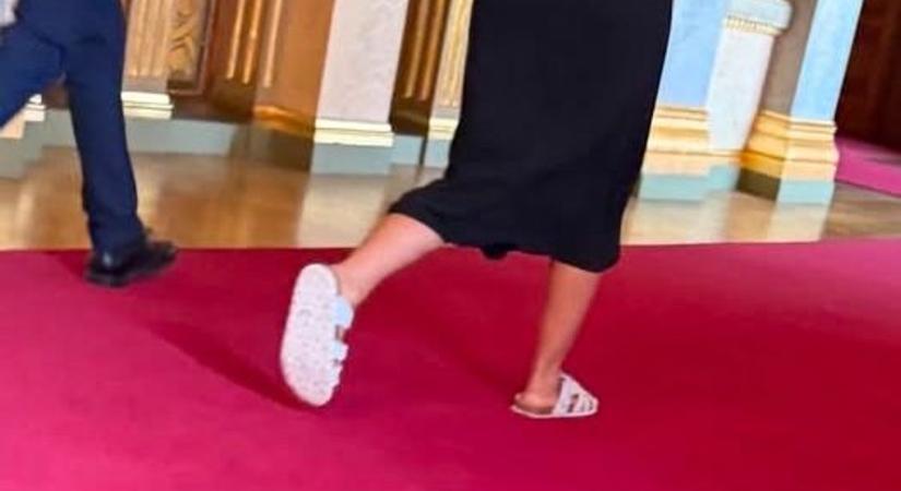 „Ez eddig nem szerepelt a protokollkönyvekben” – Magyar Péter párja papucsban flangált a Parlamentben