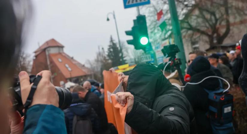 Gulyáságyú Média: Kirúgták a MÁV szolgáltatócégétől a férfit, aki Orbán országjárásán is felbukkant skandálóként