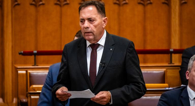 „Aki többet dolgozik, többet keres” – így magyarázza a Fidesz, miért nem nyúltak 16 évig a képviselői fizetésekhez