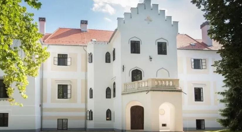 Több százan írták alá a Demeter Szilárd által bezáratott Zsennyei Alkotóházért indított petíciót
