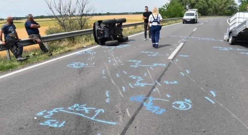 Pótkocsi alá szorult egy férfi, miután a quad felborította