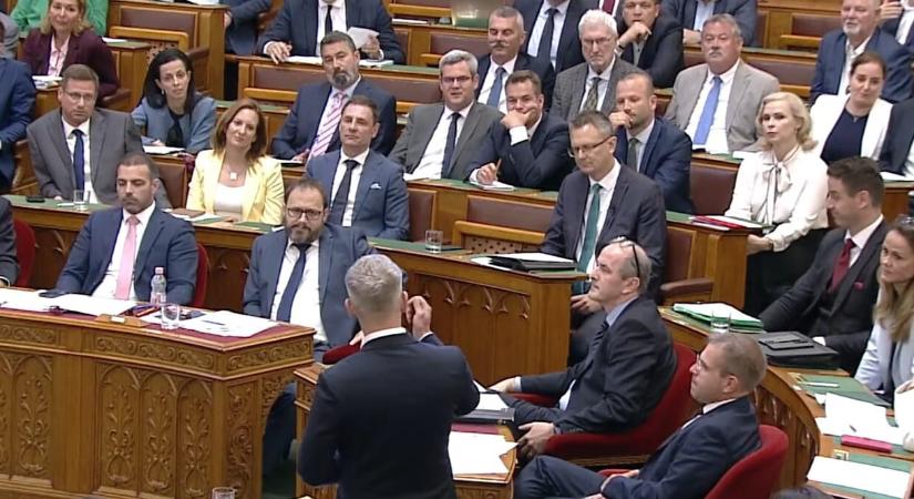 Magyar Péter az Országgyűlésben: Takács Péter arról tesz ki posztot, hogy bőrtangás férfiak miről álmodnak