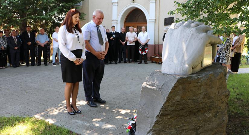 Közös emlékezés és főhajtás a nemzeti összetartozás napján Szürtön