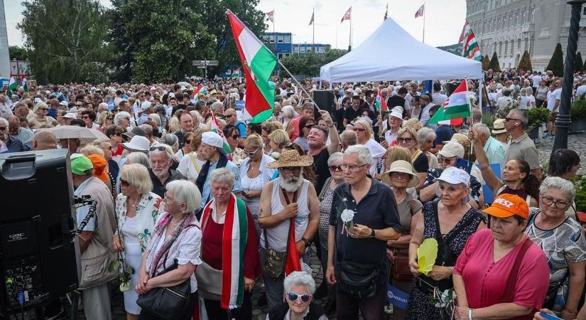 Ez latin-amerikai diktátortempó! – össztűz alatt Magyar Péter a Sándor-palota előtti tüntetésen