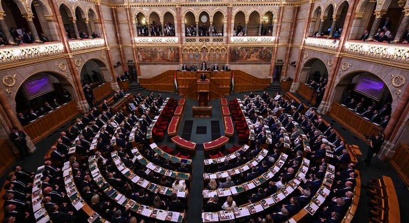 Országgyűlés: jelentősen csökkennek a képviselői juttatások