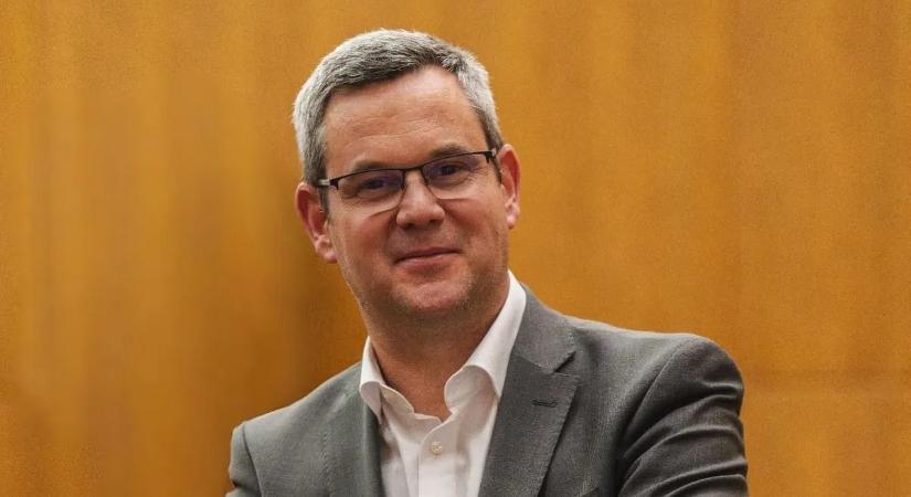 Takács Péter sokatmondó fotókkal szúrt oda a telefonozó tiszás képviselőknek