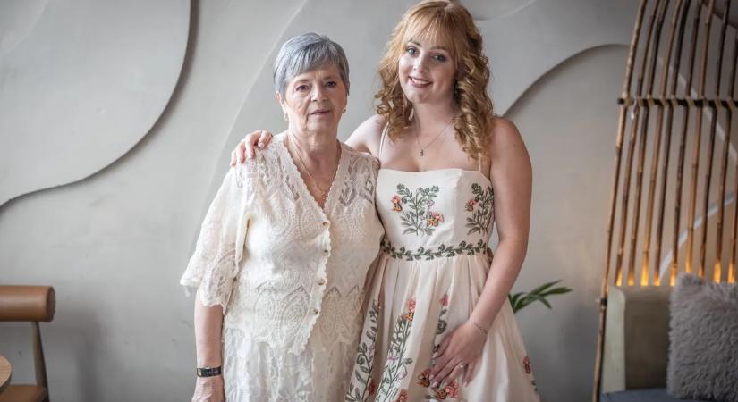 79 éves nagymamájával közösen lépett a kifutóra Lili: "Ez most nem a ruhákról, hanem az életről is szólt"