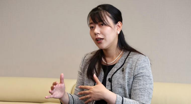 Történelmet ír a japán polgármester, aki szülési szabadságra megy