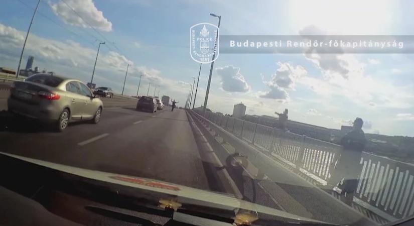 Videón, ahogy elkapják a rendőrök a Petőfi hídról leugró fiatalt