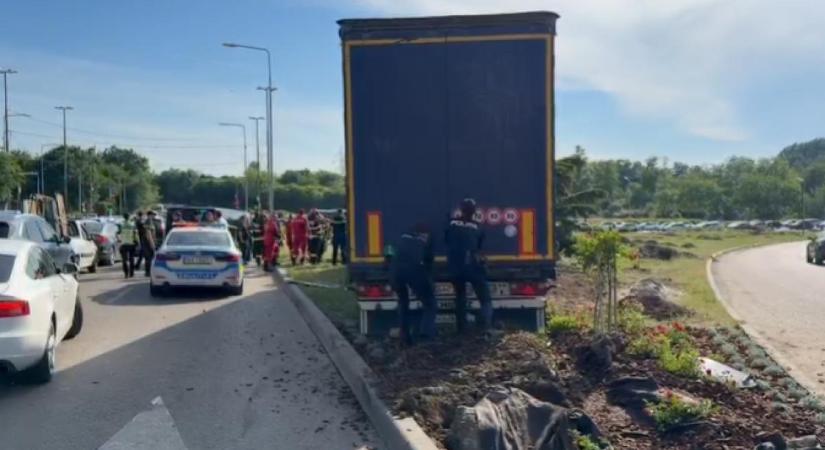 Erdélyi sofőr okozott pánikot: az elszabadult kamion több járművet letarolt, két sérült kórházban (VIDEÓ)