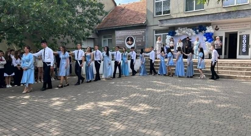Ballagási ünnepség a Beregszászi Zrínyi Ilona Líceumban - Soha ne adjátok fel a reményt