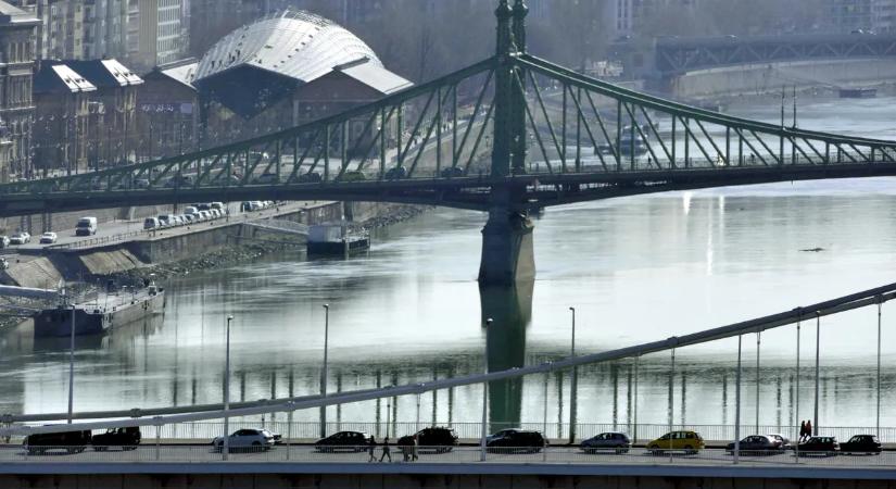 Nagy a baj az Erzsébet hídnál! Baleset miatt bénult meg Budapest