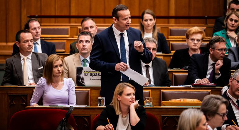 Százhuszonnyolc migráns az Országgyűlésben