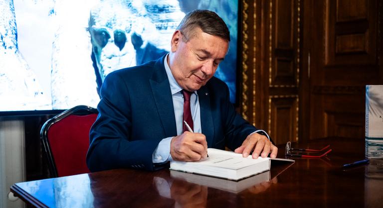 Előbb Antal Imre halála, majd az életveszélyes kameracsempészés