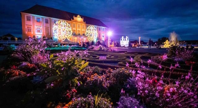 A fények tánca ünnepli a barokk kertművészetet Schloss Hofban