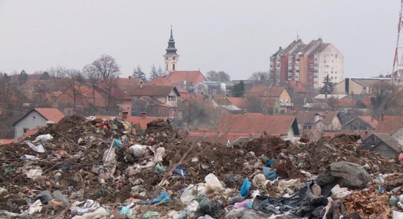Ég a kevevári hulladéklerakó, sűrű füst terjed a lakóházak és a város felé