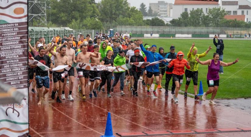 Rekordkitartás a zuhogó esőben: több mint 3400 kilométert futottak Sepsiszentgyörgyön
