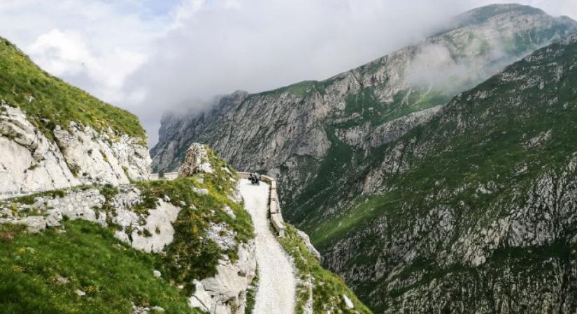 A szomszédunkban vár a halálos csapda: Jobbra sziklafal, balra a mélység ezen a közeli alpesi úton